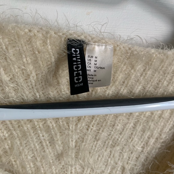 H&M FUZZY CROPPED SWEATER - Picture 3 of 4